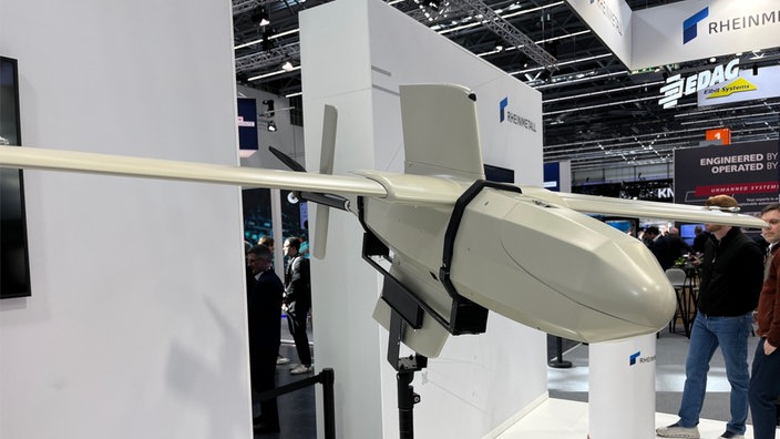 Zu sehen ist ein Flugzeugmodell von Rheinmetall