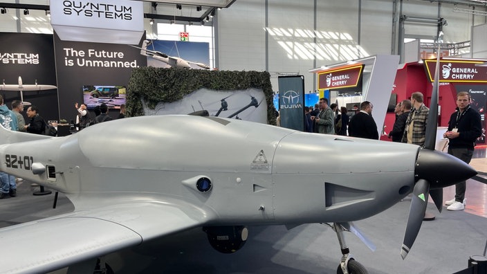Zu sehen ist ein graues Modellflugzeug