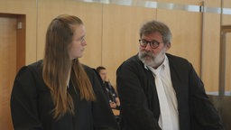 Carola Drewes und Jochen Ohliger verteten den Ehemann der Toten. Sie sind auf dem Bild nebeneinander im Gerichtssaal zu sehen.