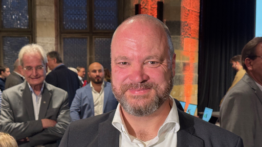 Auf dem Bild sieht man den neu gewählten Aachener Oberbürgermeister Michael Ziemons