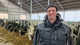 Landwirt Björn Hesse in seinem neu gebauten Kuhstall.