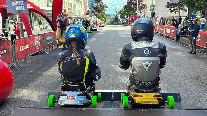 Zwei Fahrer auf Bobbycars am Start der Deutsche Meisterschaft im Bobbycar-Fahren in Mönchengladbach