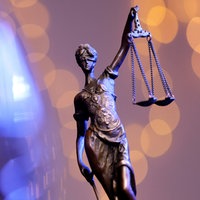 Bronzestatue der Justitia