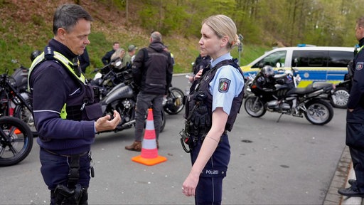Zwei Polizisten unterhalten sich