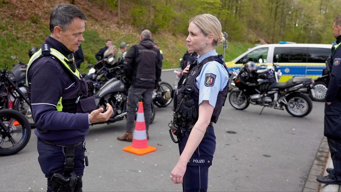 Zwei Polizisten unterhalten sich