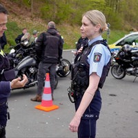 Zwei Polizisten unterhalten sich
