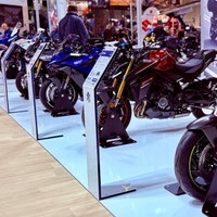 Motorräder stehen auf der Kölner Motorradmesse.