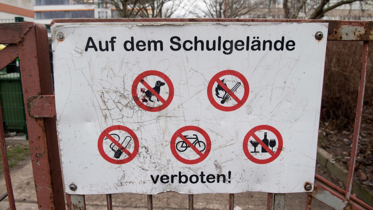 Symbolbild: Verbote auf dem Schulgelände