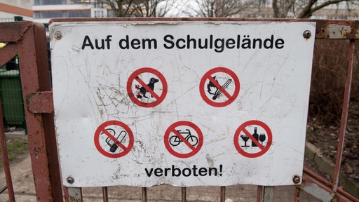 Symbolbild: Verbote auf dem Schulgelände