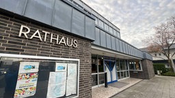 Zu sehen ist das Rathausgebäude in Lohmar.