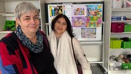 Nasra Alabdou mit ihrer ehemaligen Klassenlehrerin und Unterstützerin Birgit Karrenbauer