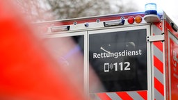 Ein Rettungswagen mit Notarzt steht bei einem Rettungseinsatz. (Symbolfoto)