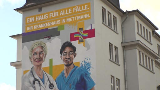 Wandgemälde mit Klinikpersonal auf fassade des Klinikums Mettmann