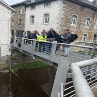 NRW-Umweltminister Oliver Krischer auf einer Brücke über die Inde im Gespräch mit Journalisten bei der Vorstellung des Modellprojekts