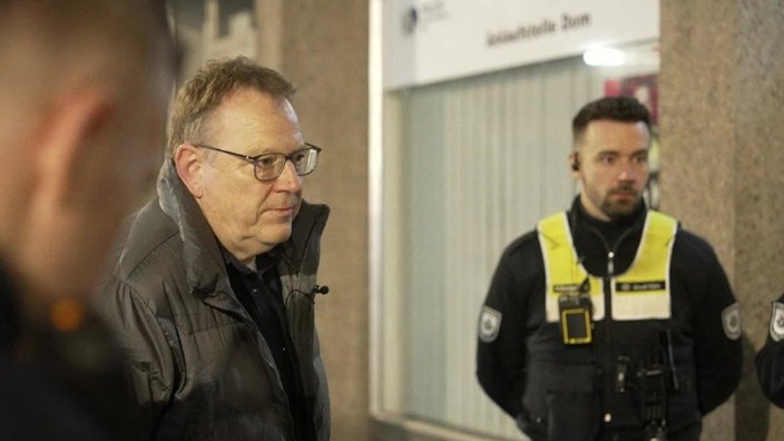 Der gewählte Kölner Oberbürgermeister Torsten Burmester ist am frühen Morgen mit dem Ordnungsdienst in der Stadt unterwegs
