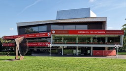 Die Bonner Oper von außen bei Sonnenschein