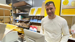 Mohammed Bouhamed steht in seinem Kölner Paketshop.