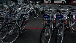 E-Bike Station an Bahnhof.