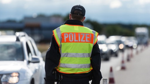 Polizei bei einer Grenzkontrolle