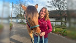 Gabi Schick mit ihrer Stute Fee im Portrait