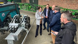 Ministerin Silke Gorißen auf einem Hof in Wülfrath