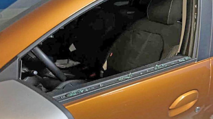 Das Bild zeigt ein Auto mit eingeschlagener Scheibe auf der Fahrerseite
