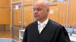 Mann in Robe