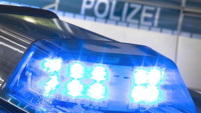 Ein Blaulicht leuchtet auf einem Polizeiauto.