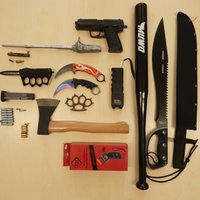 Mehrere Messer, eine Axt und ein Baseballschläger liegen nebeneinander