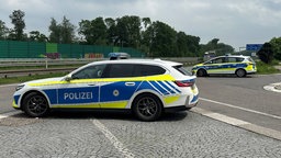 Auf dem sind zwei Polizeiautos an der Autobahn.