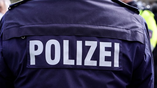 Ein Polizist mit Jacke