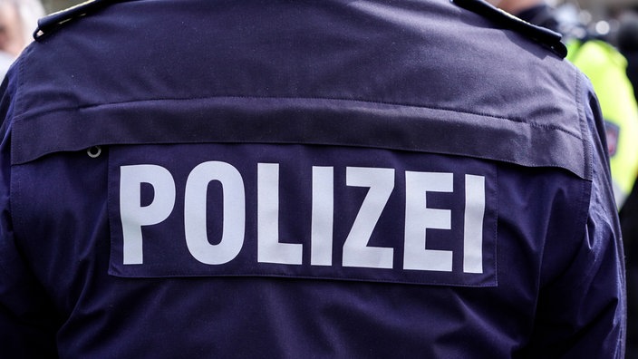Ein Polizist mit Jacke