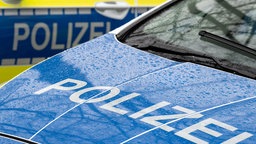 Man sieht die Front eines Polizeiwagens.