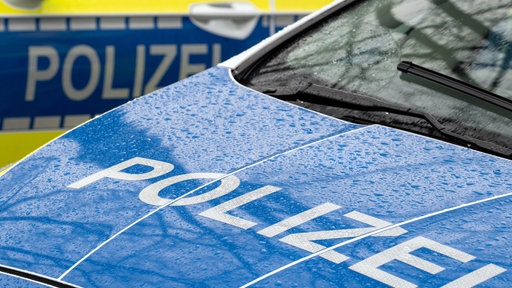 Man sieht die Front eines Polizeiwagens.