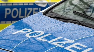 Man sieht die Front eines Polizeiwagens.