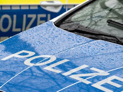 Man sieht die Front eines Polizeiwagens.