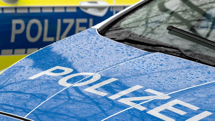 Man sieht die Front eines Polizeiwagens.