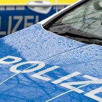 Man sieht die Front eines Polizeiwagens.
