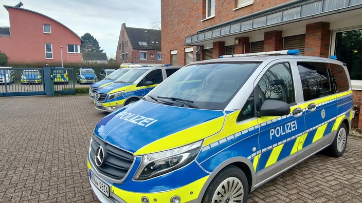 Mehrere Streifenwagen vor der Polizeiwache Meerbusch