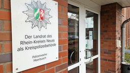Schild an der Polizeiwache Meerbusch