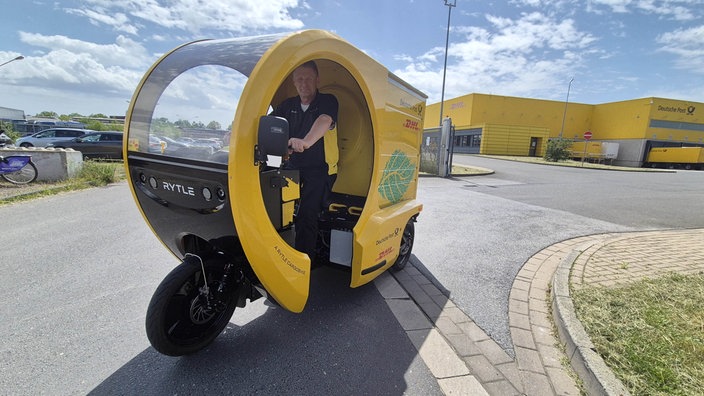 Ein Post-Zusteller mit Elektro-Lastenfahrrad in Bonn