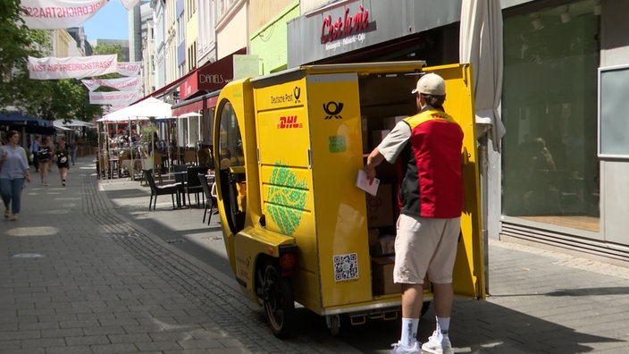 Ein Post-Zusteller mit Elektro-Lastenfahrrad in Bonn