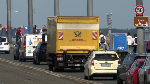 Ein Post-Lkw steht im Stau auf der Kennedybrücke in Bonn.
