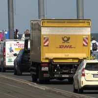 Ein Post-Lkw steht im Stau auf der Kennedybrücke in Bonn.