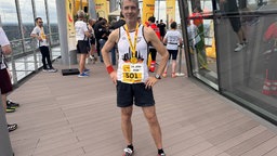 Görge Heimann auf der Spitze des Turms gewinnt den Posttower-Run