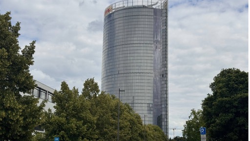 Der 162 Meter hohe Posttower in Bonn. Im Inneren müssen Sportler 828 in vollem Tempo bezwingen