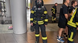 Janne Berresheim bezwingt in voller Feuerwehrbekleidung 828 Stufen den Bonner Posttower