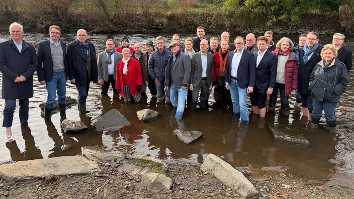 Protestaktion der Bergischen IHK: Wuppertaler Unternehmer stehen im Fluss Wupper