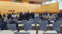 Zu sehen ist der Saal des Gerichts in Düsseldorf in einer Totalaufnahme.