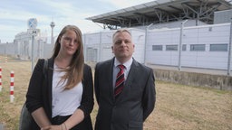 Simon Rampp und Carola Drewes stehen vor dem Oberlandesgericht Düsseldorf